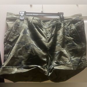 New never worn camouflage shorts with pockets